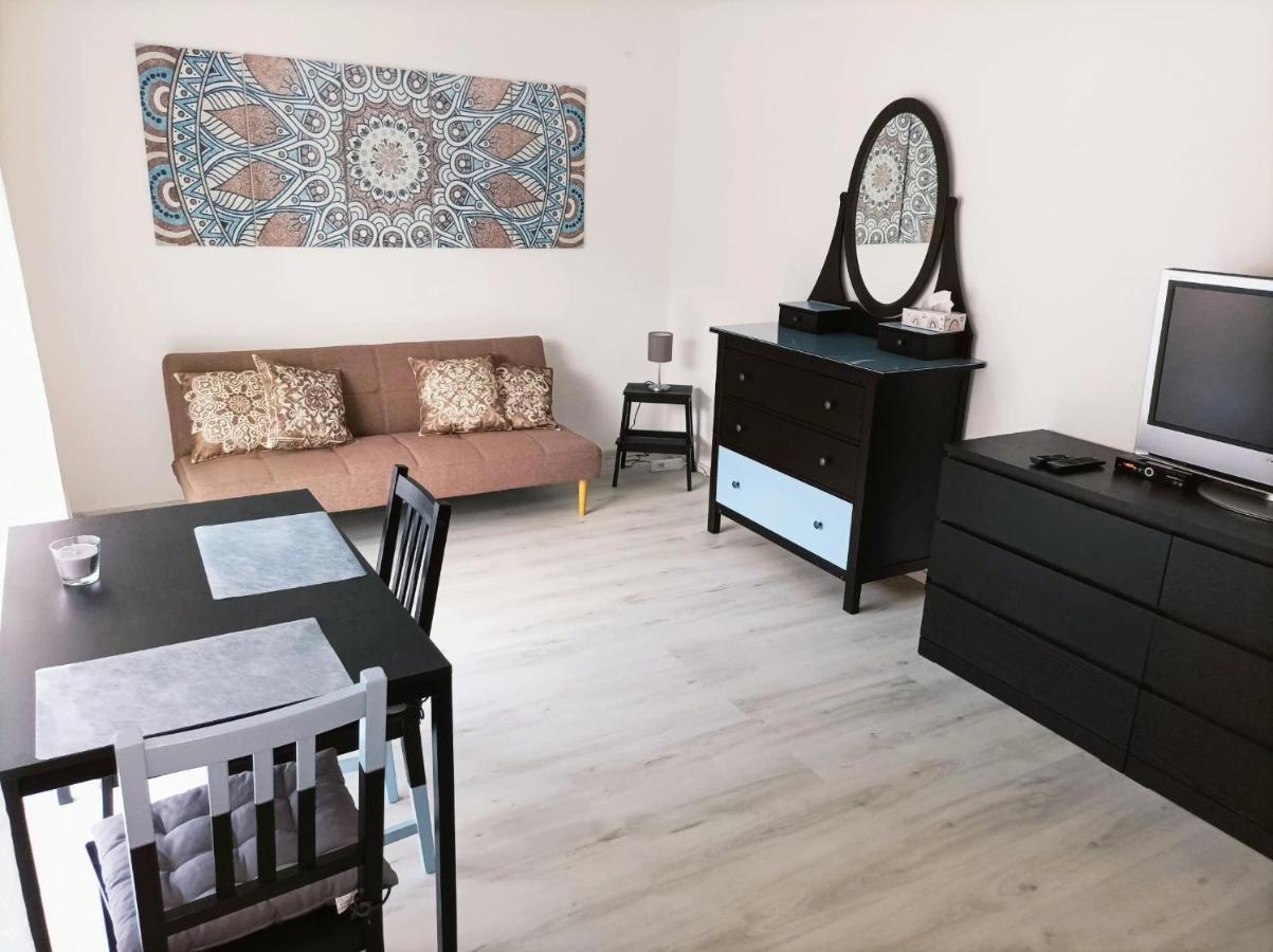 Kleine Ferienwohnung Mit Terrasse Am Waldrand 쇠나우 외부 사진